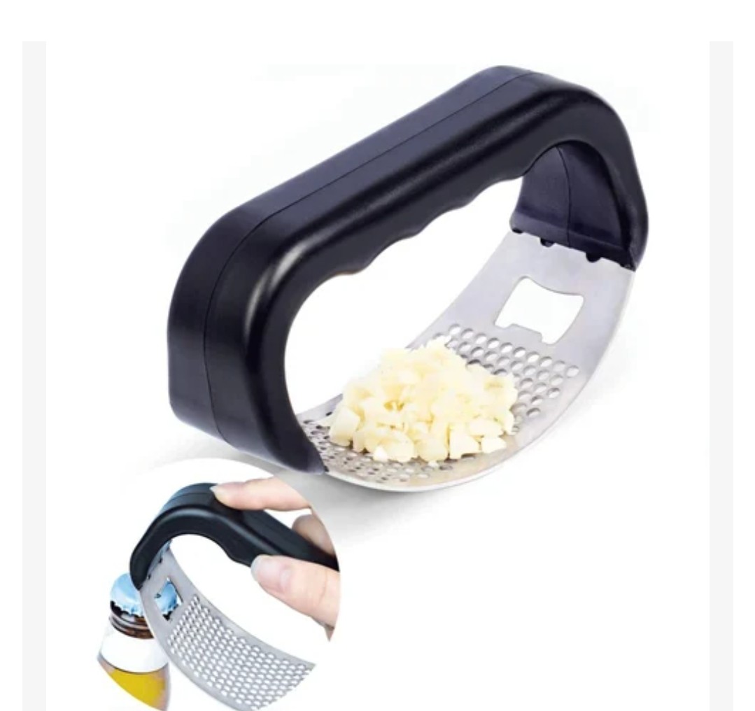 Garlic Press Hold and Easy to Make a Squeeze, Store Garlic is Collected on The Surface of The Garlic
